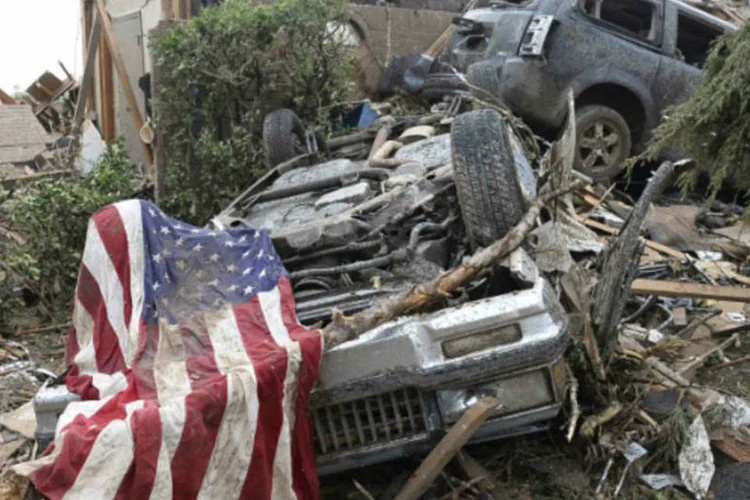 Bandeira dos Estados Unidos é vista em meio a escombros de carros e casas destruídos por tornado que atingiu Oklahoma (REUTERS/Gene Blevins)