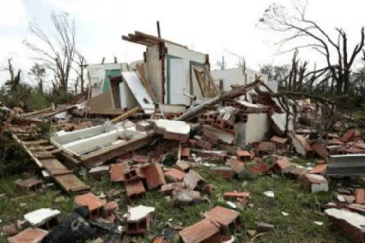 
	Tornado: &nbsp;pelo menos dois hospitais est&atilde;o tratando mais de 60 feridos, entre os quais h&aacute; tamb&eacute;m v&aacute;rias crian&ccedil;as
 (AFP/Getty Images)