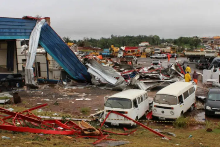 Tornado assola a cidade de Taquarituba: muitos moradores começaram a refazer por conta própria telhados arrebentados e muros caídos (Divulgação/Prefeitura de Taquarituba)