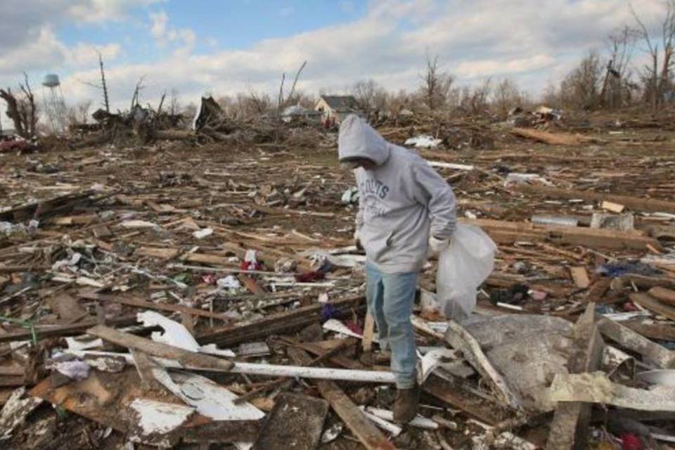 EUA continuam buscas por vítimas após tornados matarem 39
