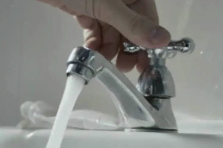 Colgate mostra como a água desperdiçada pode ser útil: água gasta sem reflexão poderia salvar vidas, conforme anúncio da Colgate (Reprodução/YouTube/adsoftheworldvideos)
