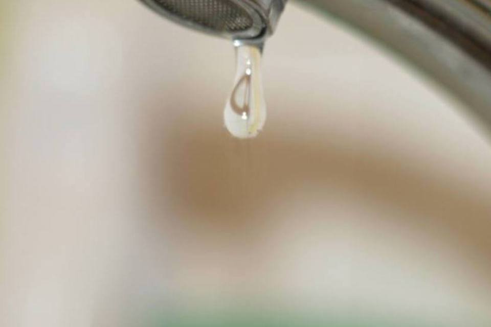 Calor e consumo levam cidades a reforçar economia de água