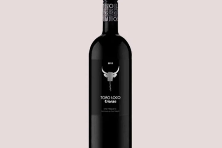 Garrafa do vinho espanhol Toro Loco Crianza 2010: bebida passa por 12 meses na vinícola (Divulgação)