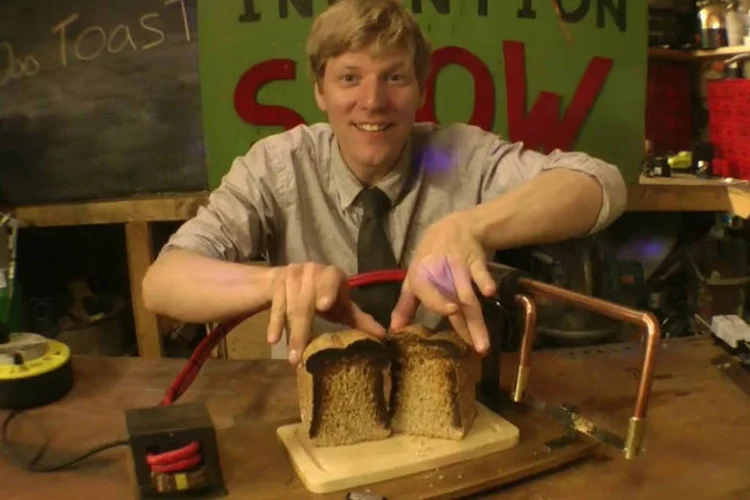 Colin Furze: ele já criou garras “portáteis” do Wolverine e andou no teto com um sapato magnético (Reprodução/YouTube)