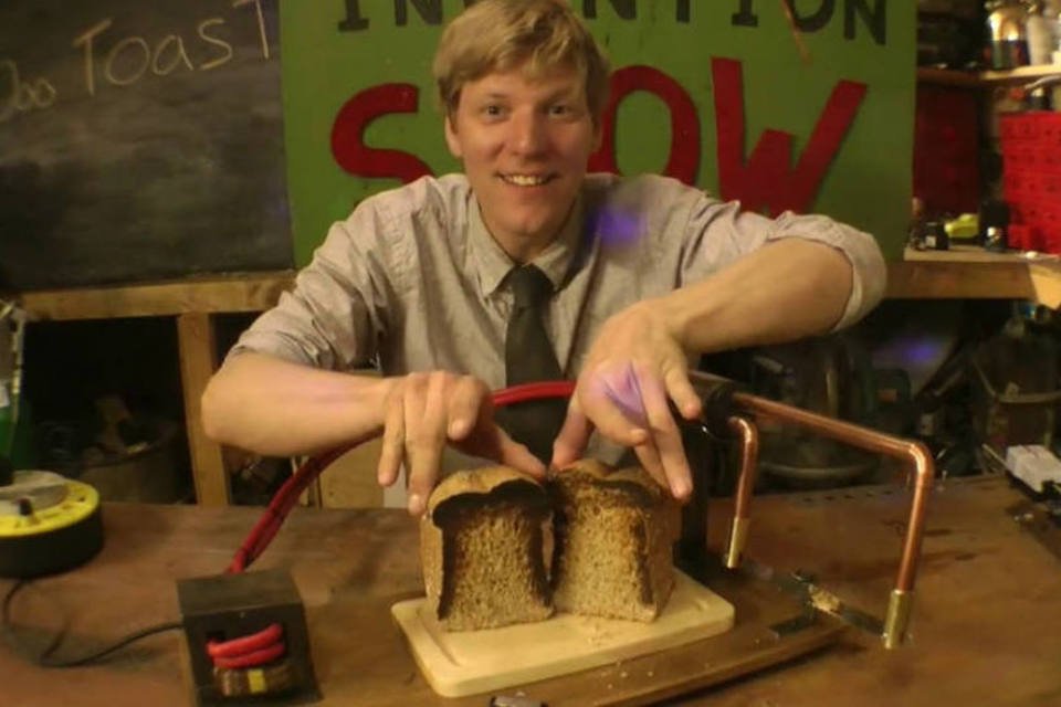 Inventor cria aparelho que faz torradas enquanto corta o pão