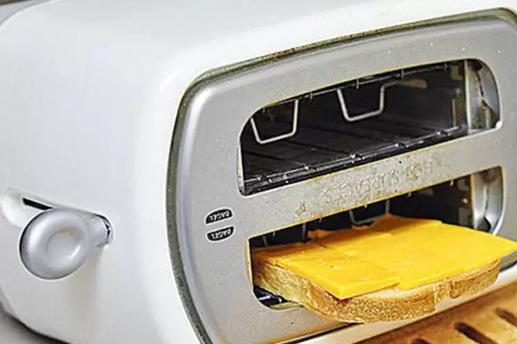 Derreter queijo na torradeira parecia fácil quando esta foto foi publicada no Pinterest (Reprodução / thekitchn.com)