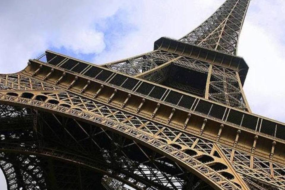 Sem festa, Torre Eiffel completa 125 anos