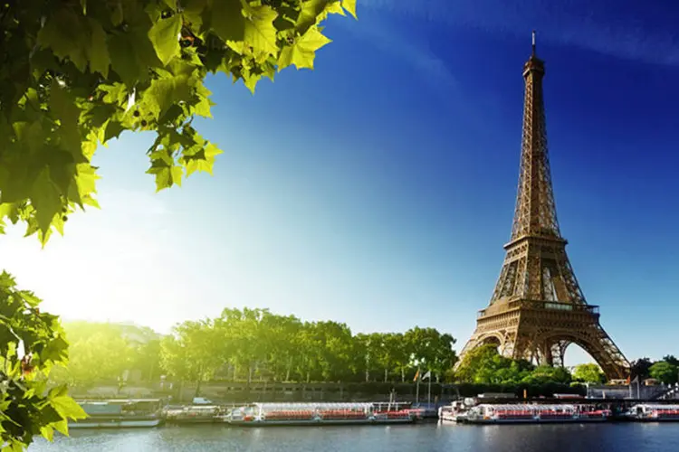 
	Torre Eiffel, em Paris: ag&ecirc;ncia vai montar um dormit&oacute;rio exclusivo para hospedar quatro pessoas na torre
 (ThinkStock)