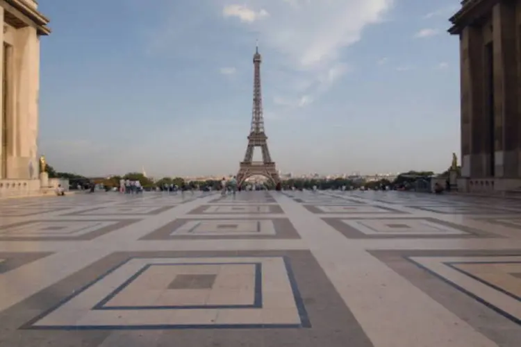 A Torre Eiffel, vista a partir do Palácio de Chaillot: mostra descansa sobre o paradoxo que transformou a destruição da Europa no fator que modernizou a arquitetura (De Agostini/Getty Images)
