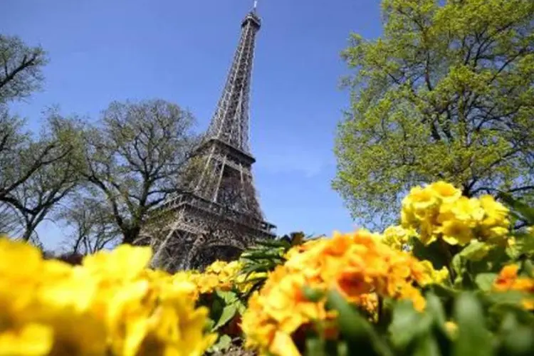 Vista da Torre Eiffel, em Paris: cartazes com informações foram espalhados na entrada do monumento para evitar que os visitantes "esperem de maneira inútil" (Franck Fife/AFP)