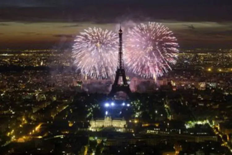 Fogos de artifício iluminam a Torre Eiffel na noite da festa nacional francesa: espetáculo teve como tema as "Comédias musicais, da Broadway a Paris" (Fred Dufour/AFP)