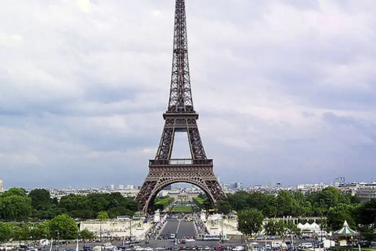Torre Eiffel: assembleia-geral de trabalhadores realizada na manhã de hoje decidiu manter a greve (Wikimedia Commons)
