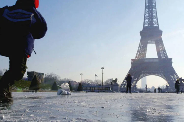 Menino patina na fonte Trocadero que fica próxima à Torre Eiffel, em janeiro de 2003: apesar do intenso frio em Paris, a pista de patinação recebeu um grande público em sua inauguração (Pascal Le Segretain/Getty Images)