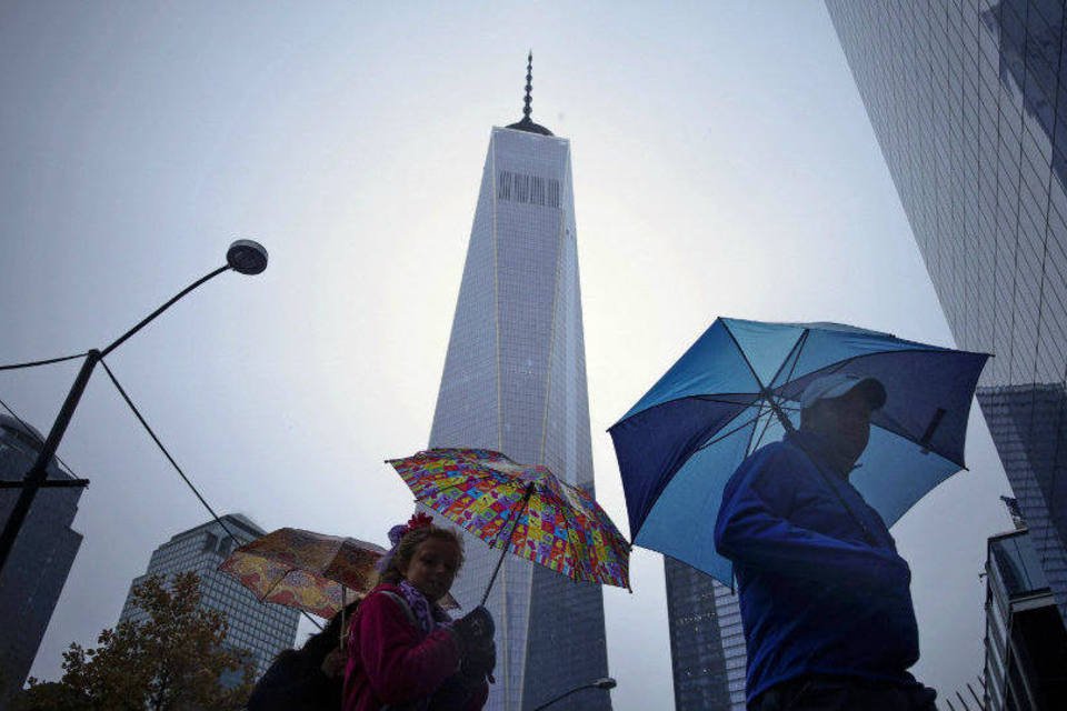 Pessoas caminham perto da Torre da Liberdade, do novo World Trade Center, em Nova York (Eduardo Munoz/Reuters)