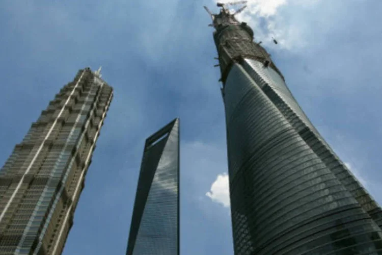 A Torre de Xangai, à direita: autoridades ainda estão preocupadas com a possibilidade de novas invasões (AFP/Getty Images)