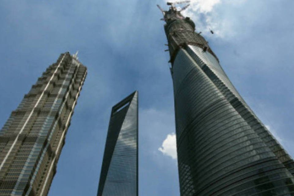 Chineses escalam 2º maior arranha-céu do mundo