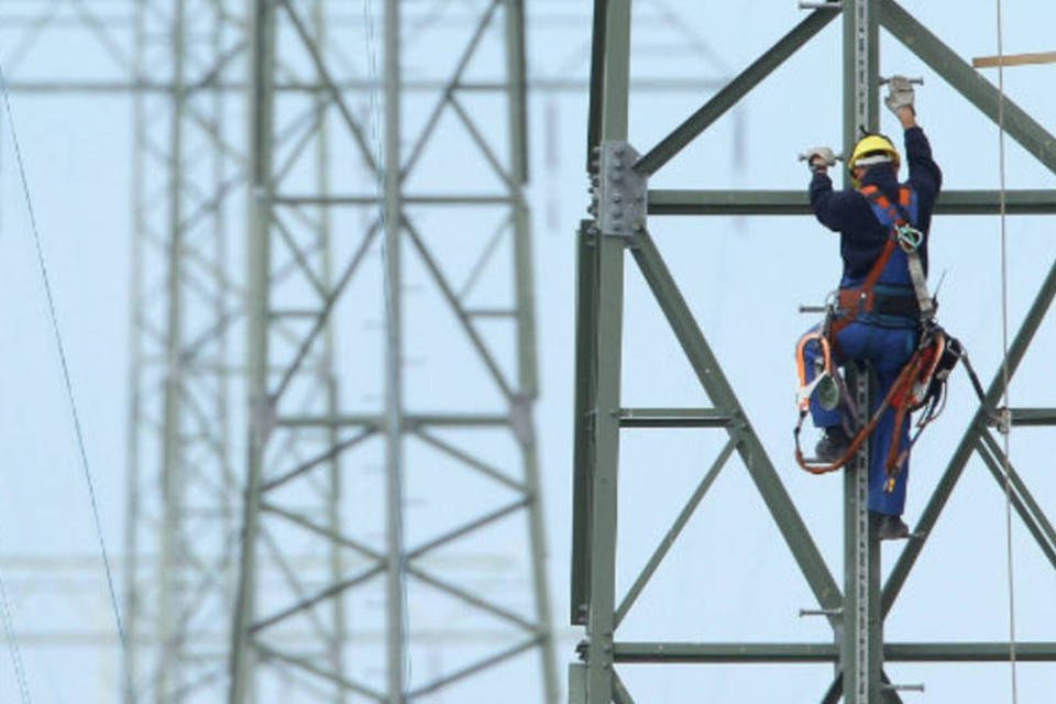 Câmara aprova texto-base da MP sobre concessões elétricas