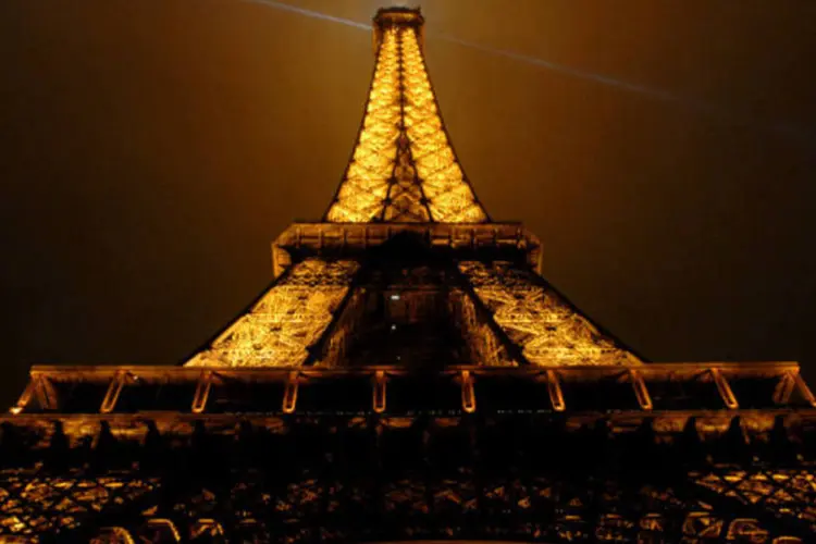 
	Torre Eiffel: taxa de desemprego atingiu mais de 10,9% da popula&ccedil;&atilde;o ativa, o que significa um recorde absoluto na Fran&ccedil;a
 (Alastair Miller/Bloomberg News)