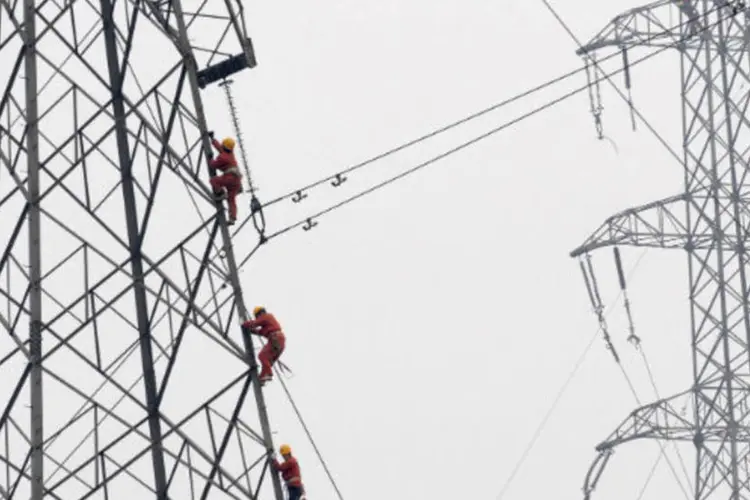 
	Trabalhadores reparam torre de energia el&eacute;trica: recursos s&atilde;o referentes a ajustes nos c&aacute;lculos de janeiro e aos repasses dos meses de fevereiro e mar&ccedil;o
 (REUTERS/Lang Lang)