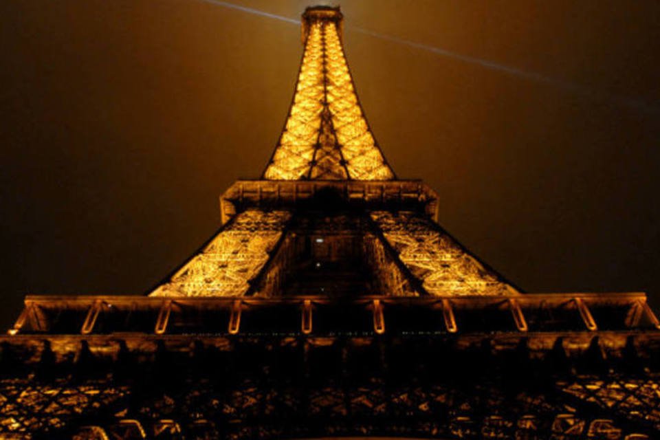 Torre Eiffel soma energia eólica na sua iluminação