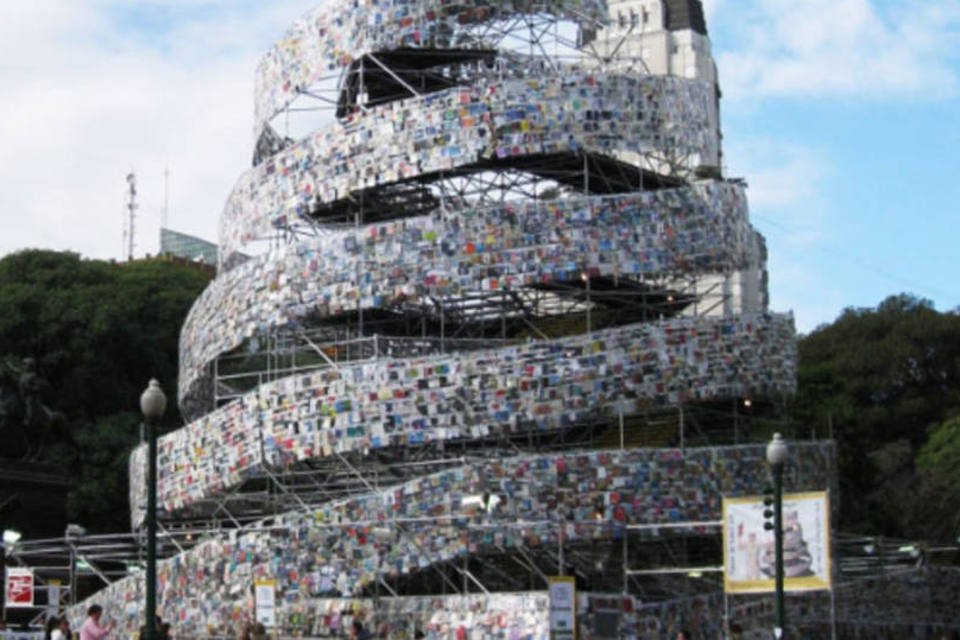 Buenos Aires ganha ‘Torre de Babel’ feita de 30 mil livros