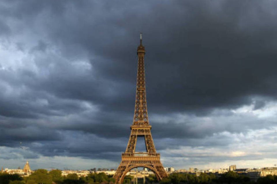 Greve na Torre Eiffel fecha cartão postal de Paris