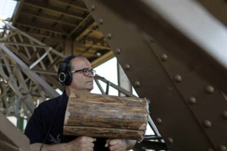 Bertolozzi, de 54 anos, já lançou um CD chamado "Bridge Music" (música da ponte), só com sons colhidos na estrutura da ponte pênsil Mid-Hudson, em Nova York, onde ele vive (REUTERS/Benoit Tessier)