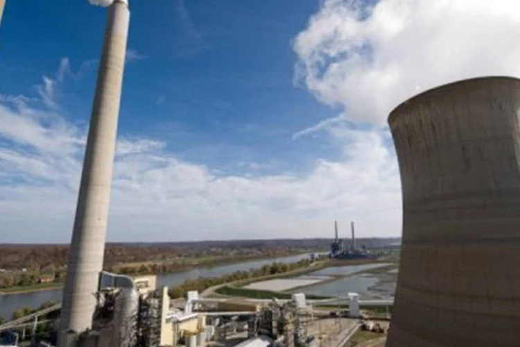
	Usina de gera&ccedil;&atilde;o de energia movida a carv&atilde;o: as termel&eacute;tricas foram ligadas para garantir o fornecimento de energia no pa&iacute;s, em decorr&ecirc;ncia do baixo n&iacute;vel dos reservat&oacute;rios das hidrel&eacute;tricas.
 (©AFP/Arquivo / Saul Loeb)