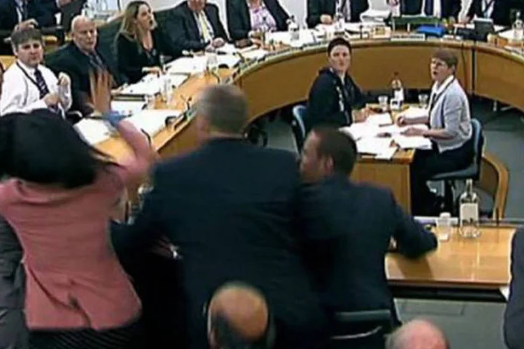 A cena do protesto durante o depoimento de Murdoch no Parlamento (AFP)