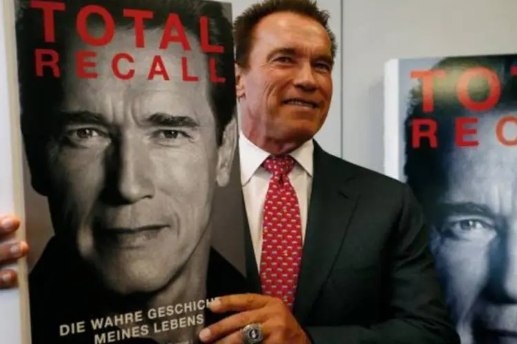 Schwarzenegger exibe "Total Recall", sua biografia, em Frankfurt (Ralph Orlowski/Reuters)