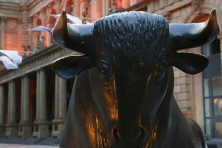 
	Est&aacute;tua de touro em frente &agrave; Bolsa de Frankfurt: o Dax come&ccedil;ou o dia perdendo 0,43%, a 8.235,22 pontos
 (Ralph Orlowski/Bloomberg)