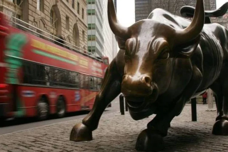 
	Touro de Wall Street: &agrave;s 11h31, o indicador Dow Jones ca&iacute;a 0,46 por cento, a 15.003 pontos, depois de chegar a cair 1 por cento, enquanto o S&amp;P 500 tinha desvaloriza&ccedil;&atilde;o de 0,31 por cento, a 1.685 pontos
 (Getty Images)