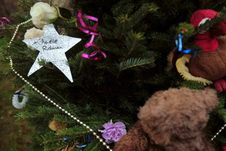 
	Recorda&ccedil;&otilde;es homenageiam v&iacute;timas do tiroteio na escola prim&aacute;ria Sandy Hook: o marido da diretora disse ter ficado irritado por ela ter colocado a vida em risco
 (Emmanuel Dunand/AFP)