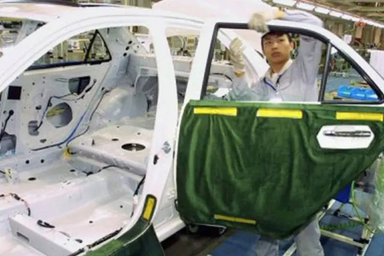 
	Chin&ecirc;s monta carro da Toyota em f&aacute;brica na China: a empresa tem tr&ecirc;s unidades de montagem na China, que produzem aproximadamente 800.000 ve&iacute;culos por ano
 (Kevin Lee/AFP)