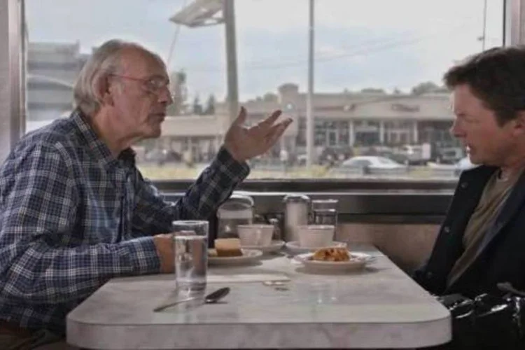 
	A Toyota trouxe ningu&eacute;m menos que os atores Michael J. Fox e Christopher Lloyd para promover seu novo carro
 (Reprodução/YouTube)