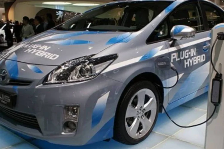 Carro híbrido da Toyota é movido por motor elétrico e usa bateria de íon de lítio