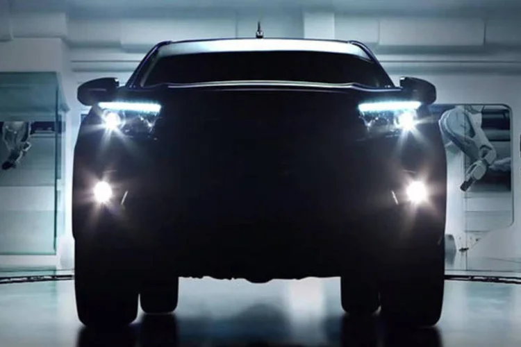 
	O modelo, cuja apresenta&ccedil;&atilde;o global est&aacute; prevista para o dia 21, ser&aacute; curiosamente denominado &ldquo;Hilux Revo&rdquo; na Tail&acirc;ndia
 (Quatro Rodas)