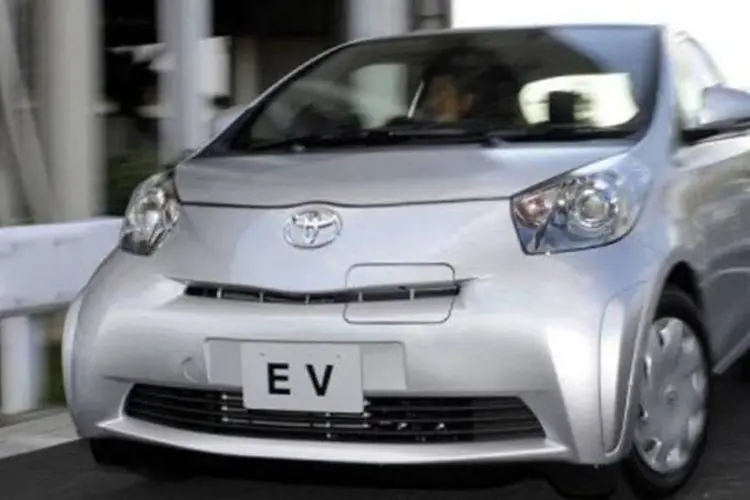 Modelo elétrico do iQ, da Toyota: empresa quer reduzir consumo de gasolina (Yoshikazu Tsuno/AFP)