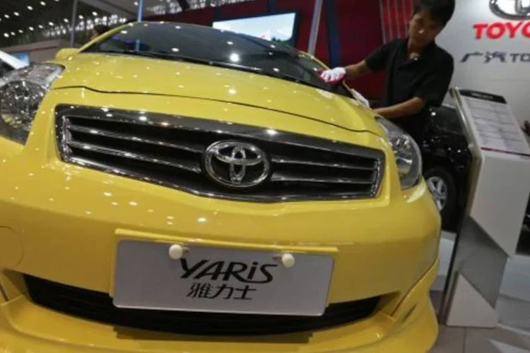 Funcionário limpa Toyota Yaris no Wuhan Motor Show, na China (Reuters)