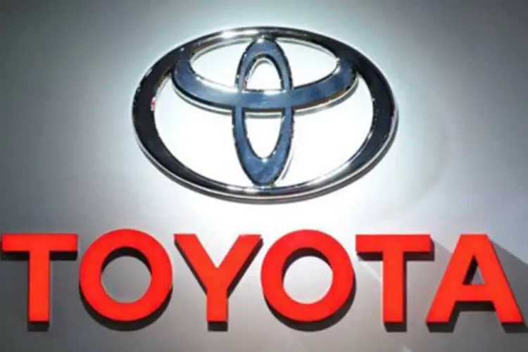 
	Logo da Toyota: a unidade que ser&aacute; fechada, uma das nove da empresa no pa&iacute;s, &eacute; respons&aacute;vel por quase 60% da produ&ccedil;&atilde;o da marca na China
 (Stan Honda/AFP)