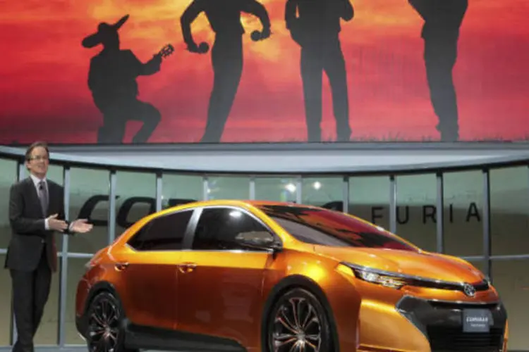 Bill Fey, vice-presidente da Toyota, apresenta novo modelo Corolla Furius durante o Salão do Automóvel de Detroit 2013 (Rebecca Cook, Reuters)