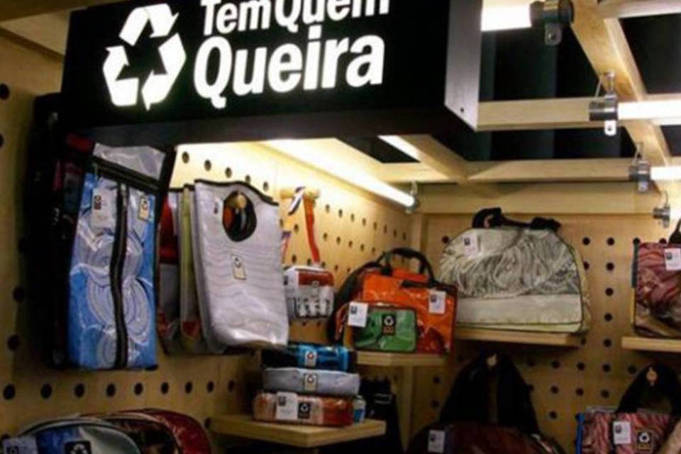 Detentos usam sobras de banners na produção de bolsas