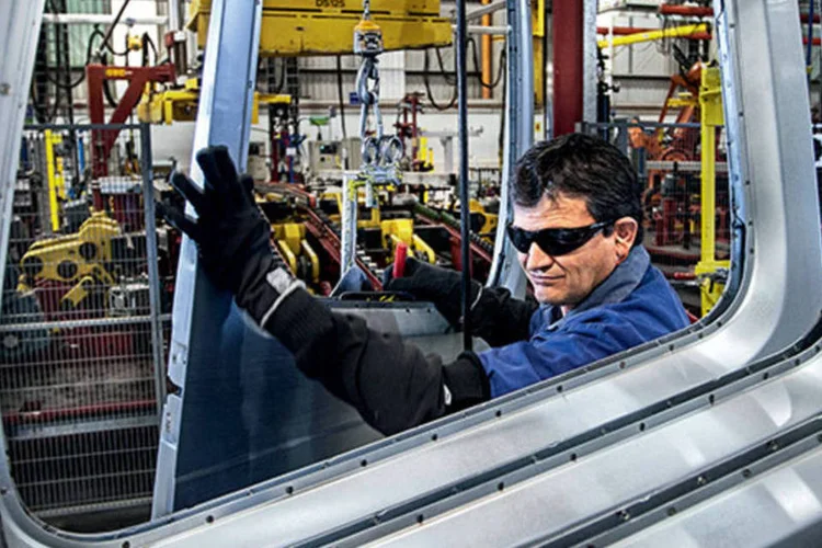 Trabalhador cego da Volvo: graças à capacidade tátil aguçada, ele consegue identificar falhas na pintura que às vezes não se percebe a olho nu (Marcelo Almeida)