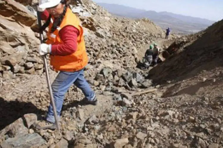 Uma trabalhadora na mina de La Loica, no norte do Chile: a paralisação significará prejuízos de aproximadamente 40 milhões de dólares
 (Pablo Bigorra/AFP)