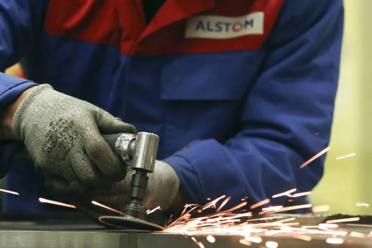 
	Oper&aacute;rio da Alstom: companhia disse em comunicado que far&aacute; uma assembleia de acionistas em 19 de dezembro
 (Chris Ratcliffe/Bloomberg)