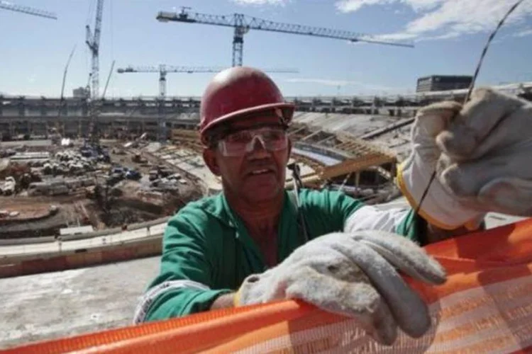 
	Funcion&aacute;rio trabalha na renova&ccedil;&atilde;o do Est&aacute;dio do Maracan&atilde;: nada menos que 35% t&ecirc;m data de entrega prevista para maio ou junho de 2014, &agrave;s v&eacute;speras do evento
 (Sergio Moraes/Reuters)
