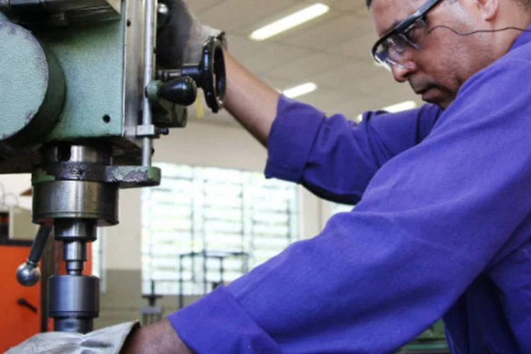 
	Trabalhador da ind&uacute;stria: o maior aumento foi registrado em servi&ccedil;os (4,4%), seguido pelas empresas industriais (4,3%)
 (Marcos Santos/USP Imagens)