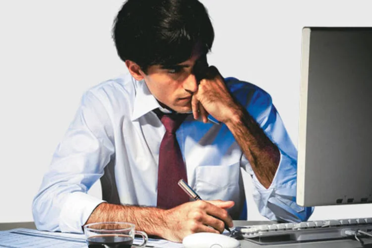 Homem trabalha em frente ao computador (Raul Junior/EXAME.com)