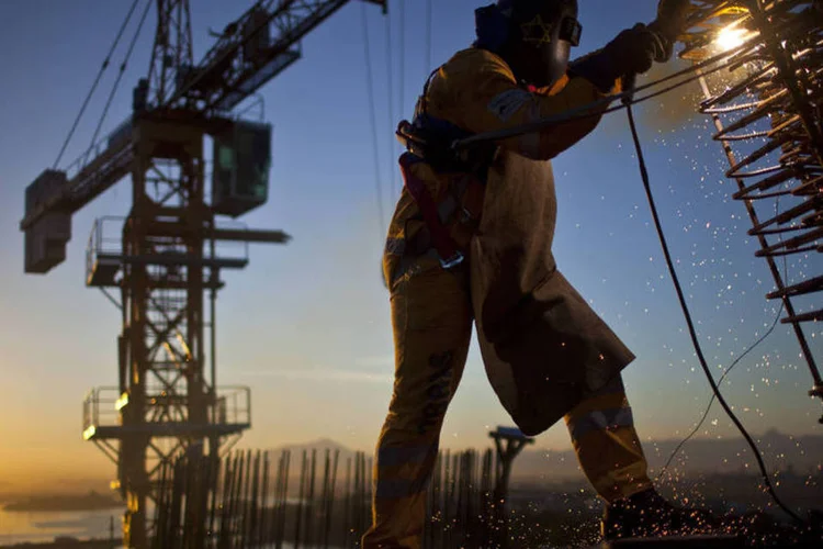 
	Trabalhador em obra: sondagem levantou quase 30 grandes projetos em ritmo extremamente lento e, muitos deles, com demiss&otilde;es em massa
 (Dado Galdieri/Bloomberg)