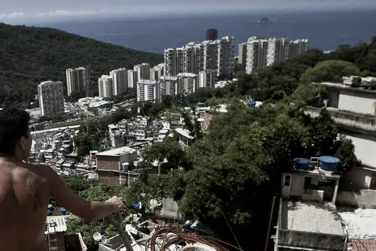 Trabalhador na favela da Rocinha: desigualdade pode não estar em queda (Dado Galdieri/Bloomberg)